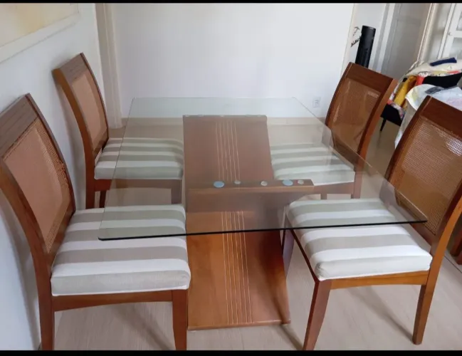 Mesa com 4 cadeiras e aparador