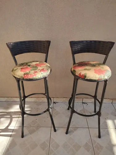 2 banquetas altas almofadadas