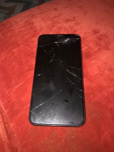 Vendo celulara Iphone 11 PRO MAX para retirada de peças.