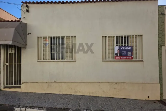 Casa Térrea com 4 Quartos à Venda em Passos, MG! Localização Privilegiada para Morar ou In