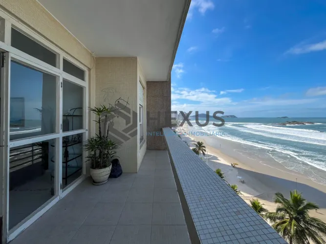 Apartamento reformado frente mar com varanda vista mar nas Pitangueiras, Guarujá