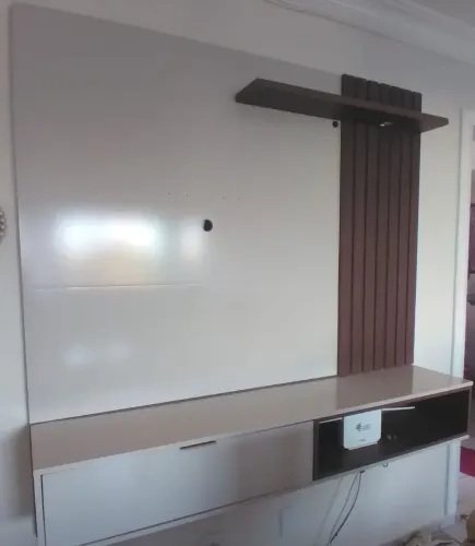 Painel TV até 60" Zurique com bancada suspensa Off-White/Nogueira Real