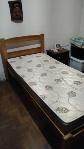 Cama de madeira com colchão (2 meses de uso)