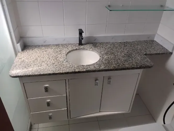 Duas pias com armários e torneiras. 