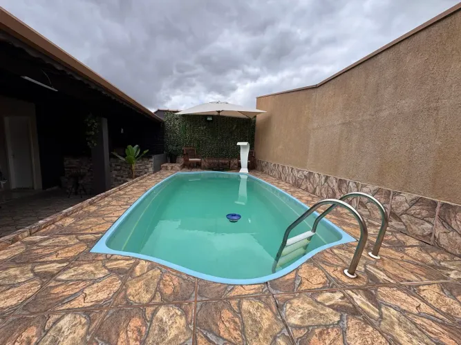 Casa com piscina, atea gourmet, banheira de hidromassagem, terreno de 250m2, otimo valor e