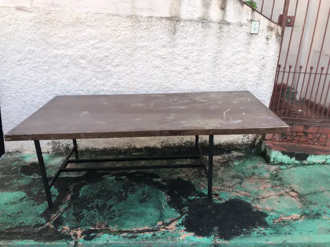 Vende se mesa para grandes eventos