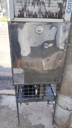 Vendo bebedouro industrial 60 litros 220vts tudo funcionando e garantia
