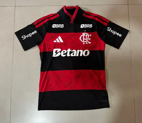 Camisa Flamengo Pulgar autografada pelo elenco 2026