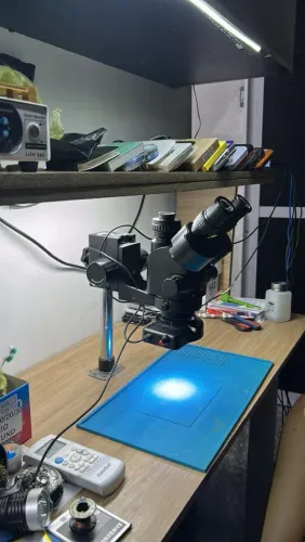 Microscópio trinocular