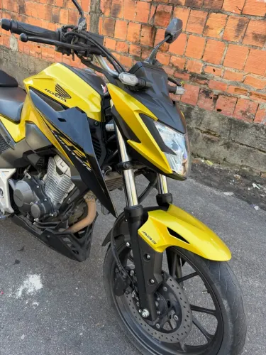 Vendo moto CB300F twister 2023 dourada