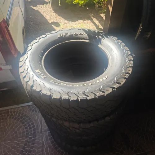 Jogo de Pneus BF Goodrich 275 / 65 R18 bom estado