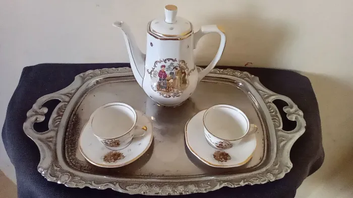 Antigo Conjunto de Café em Porcelana