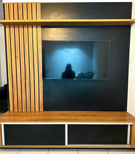 Painel para TV com Rack Ripado e Prateleira