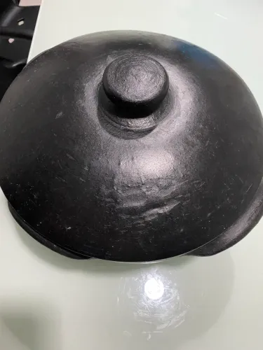 Panela de barro com fogareiro.