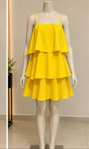 Vestido amarelo curto em crepe