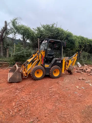 Mini retroescavadeira JCB 1CX ano 2014, 4x4 com 3.700 horas 