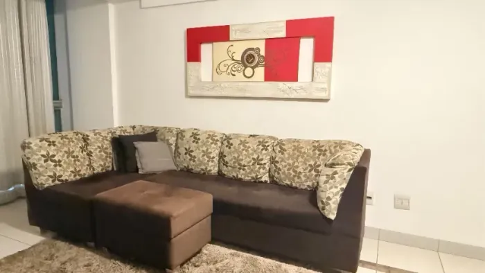 Sofá de Canto em L com Puff Marrom e Tapete