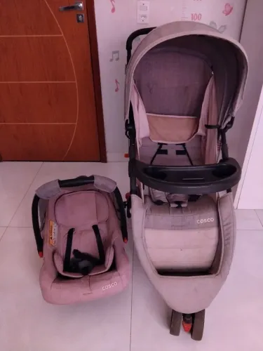 Kit Carrinho de Bebê + Bebê Conforto Cosco Reverse (Rosa/Cinza) - Ótimo Estado