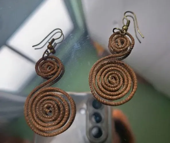 Brincos em capim dourado feito a mão