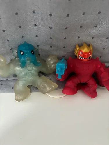Dois bonecos elásticos GOO JITZU