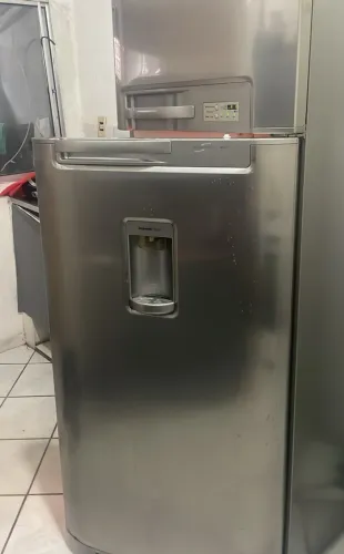 Geladeira Electrolux Inox Frost Free com Dispenser na Porta (Para Conserto)