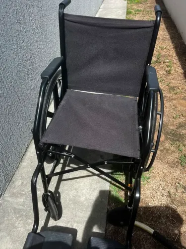 Cadeira de rodas com boa condição com pintura e tecido perfeitos.