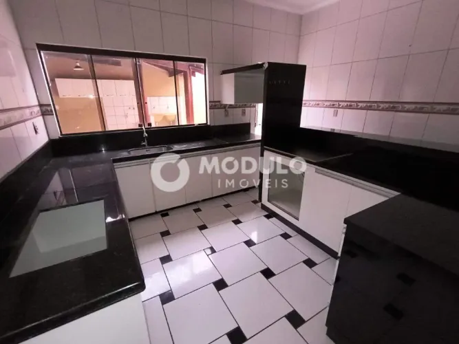 Casa residencial disponível para locação no bairro Granada.