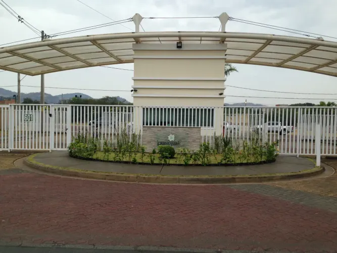Terreno de esquina com 294m² no condomínio grand park