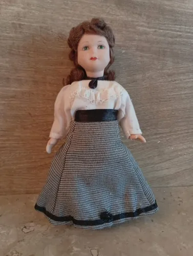 Boneca de porcelana ( coleção O mundo das bonecas de porcelana)