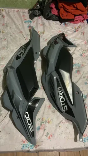 Par de carenagem original da storm 200 cinza 