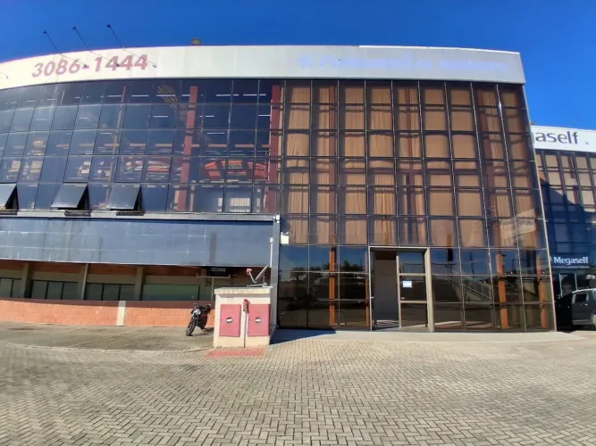 Galpão Comercial de 444m² na CIC com 51 Vagas e Pé-Direito de 9m