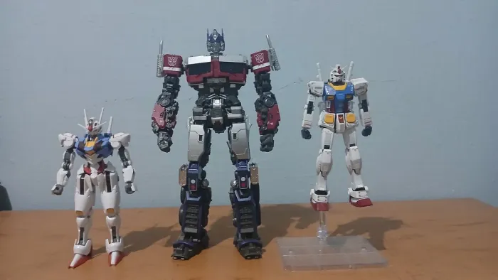 Optimus Prime Yolopark, Gundam RX78 e Gundam Aerial. Model kit ( Já montado) Original.