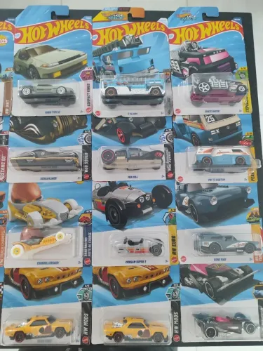 Hot Wheels - Fantasia - Lote c/ 32 Un