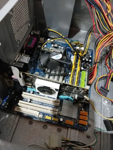 PC básico com placa de vídeo e placa mãe.