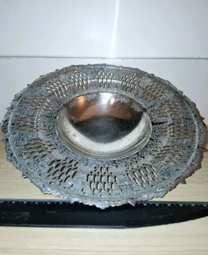 Antigo centro de mesa (ou fruteira) em metal com rica decoração com vazados e elegante pé.