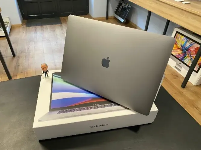 Macbook Pro 16" 2019: A2141 > i9 / 64gb ram / 8gb vídeo AMD / 2tb SSD | Zerado!