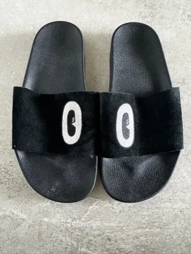 Slide Adidas com a Comme des Garçons 