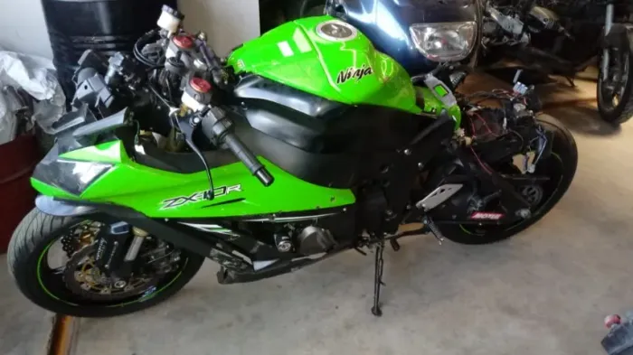 Sucata de moto para retirada de peças Kawasaki zx10R 2014