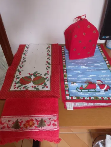 DOIS CAMINHOS DE MESA, 1 TOALHA DE LAVABO E 1 COBRE PANETONE 
