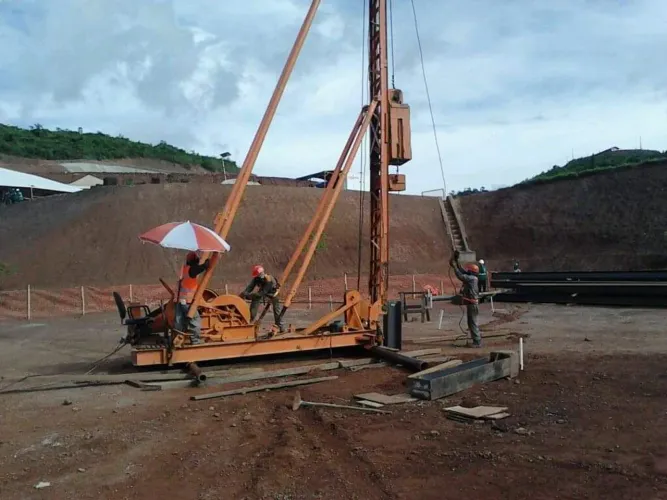 Bate estaca e construção de pontes.