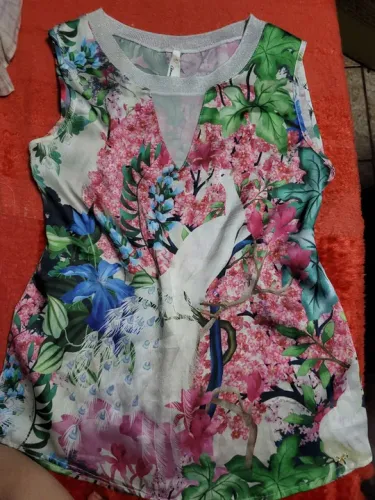 Blusa  Carmim floral e pavão branco.