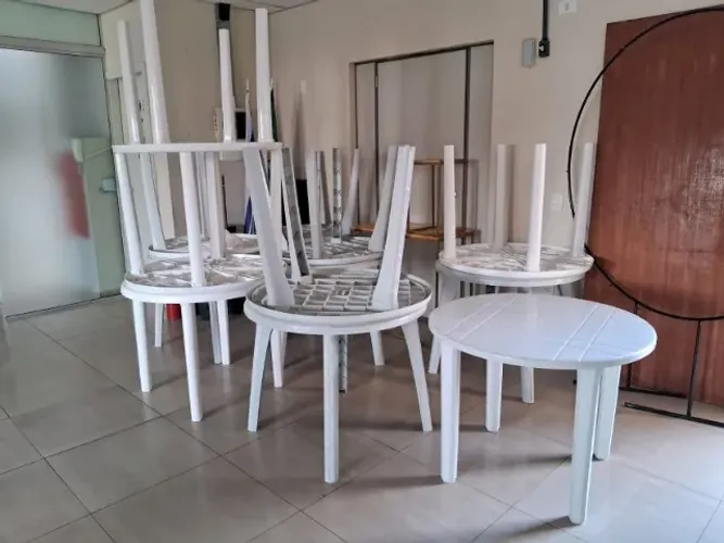 Mesas plasticas brancas desmontaveis