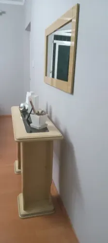 Vendo Aparador com espelho de parede