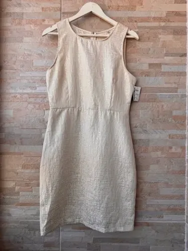 Vestido bege com detalhes em dourado, tamanho 42.
