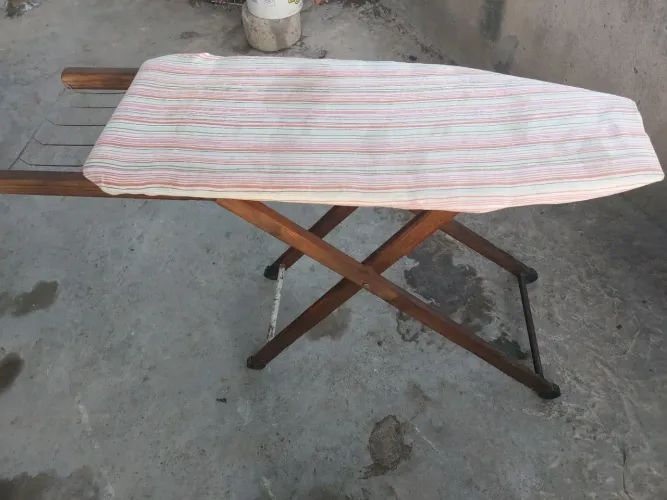 Tabua de passar ferro almofadada em madeira 