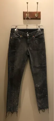 Calça Jeans Preta com Detalhes e Barra Desfiada
