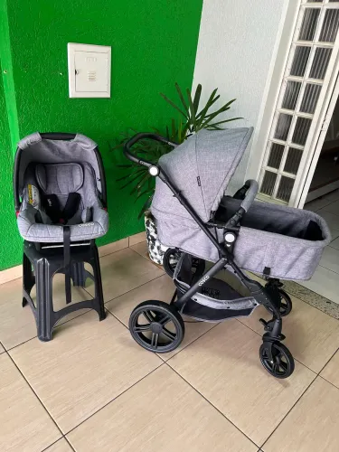 Carrinho com bebê conforto cosco