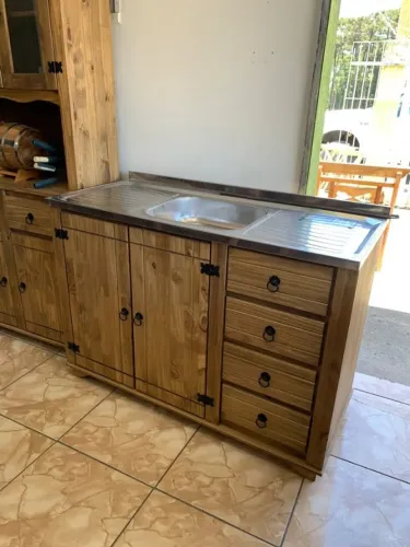 Balcão de Pia madeira de Pinus 2 portas 4 gavetas com cuba de Inox 