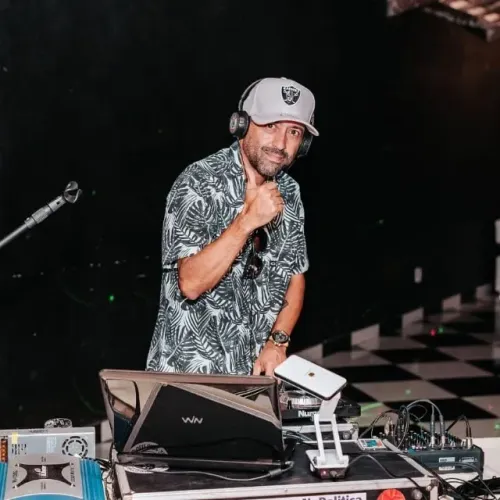 DJ + SOM PROFISSIONAL + ILUMINAÇÃO = $650