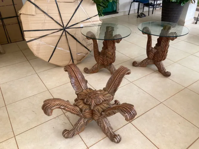 Conjunto de mesa de centro + 2 mesas de canto de vidro com madeira entalhada 